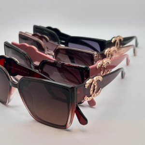 خرید عینک آفتابی زنانه مارک دار طرح شنل نگین دار