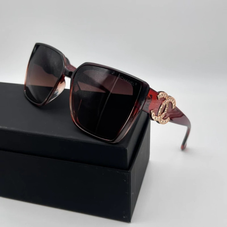 حراج عینک آفتابی زنانه مارک دار طرح شنل نگین دار