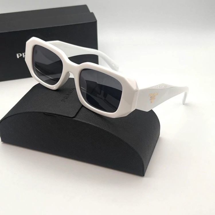 عینک آفتابی سه بعدی برند پرادا با فریم مشکی و دسته پهن